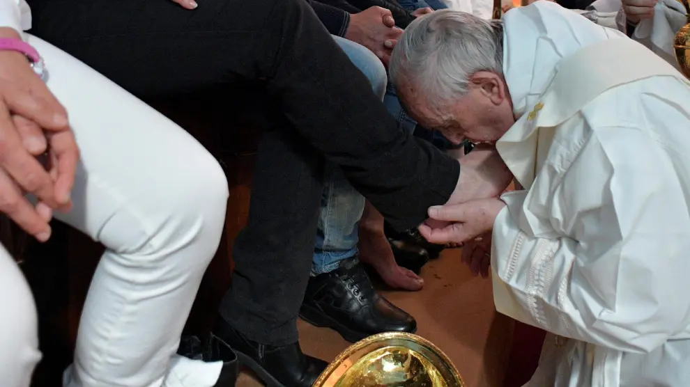 El Papa lava los pies a varios presos