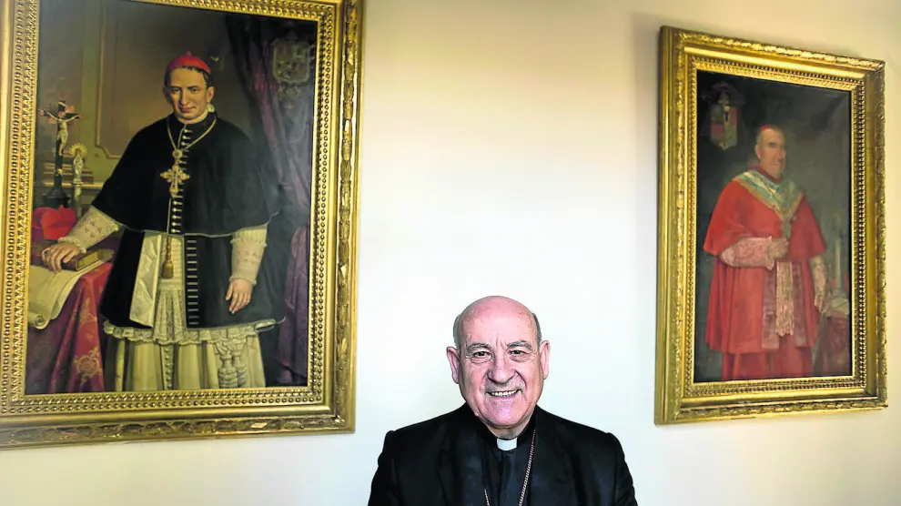 El arzobispo de Zaragoza, Vicente Jiménez Zamora, posa en la residencia arzobispal ante los retratos de dos predecesores.