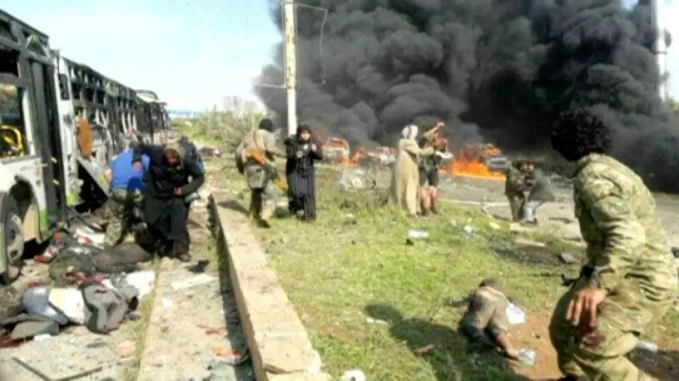 Momento de la explosión del coche bomba al paso de un convoy de evacuación en Alepo.