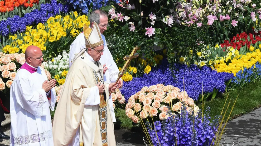 El papa Francisco, en la plaza del Vaticano este domingo de Pascua, rodeado de flores llevadas desde Holanda.