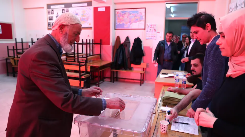 Un turco vota en Estambul.