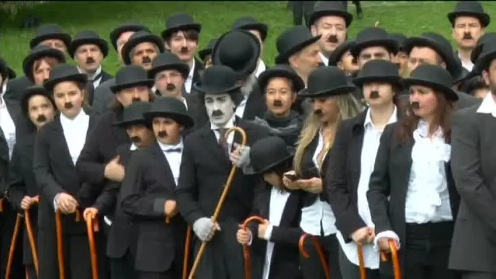 600 personas se disfrazan de Chaplin para celebrar su 128 cumpleaños