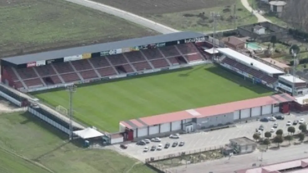 Vista aérea del campo de Anduva, feudo del Mirandés, ya con la nueva tribuna general (la grande), que se inauguró el año pasado precisamente con la visita del Real Zaragoza en el primer partido de liga (1-1).
