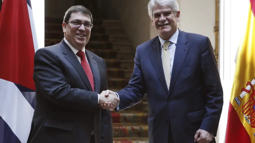 El ministro español de Asuntos Exteriores, Alfonso Datis, saluda al ministro de Relaciones Exteriores de Cuba, Bruno Rodríguez, con quien ha mantenido una reunión dentro de los actos de su visita oficial a España.