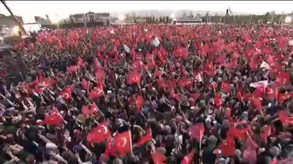 Erdogan se enfrenta a acusaciones de los observadores y a protestas de la calle
