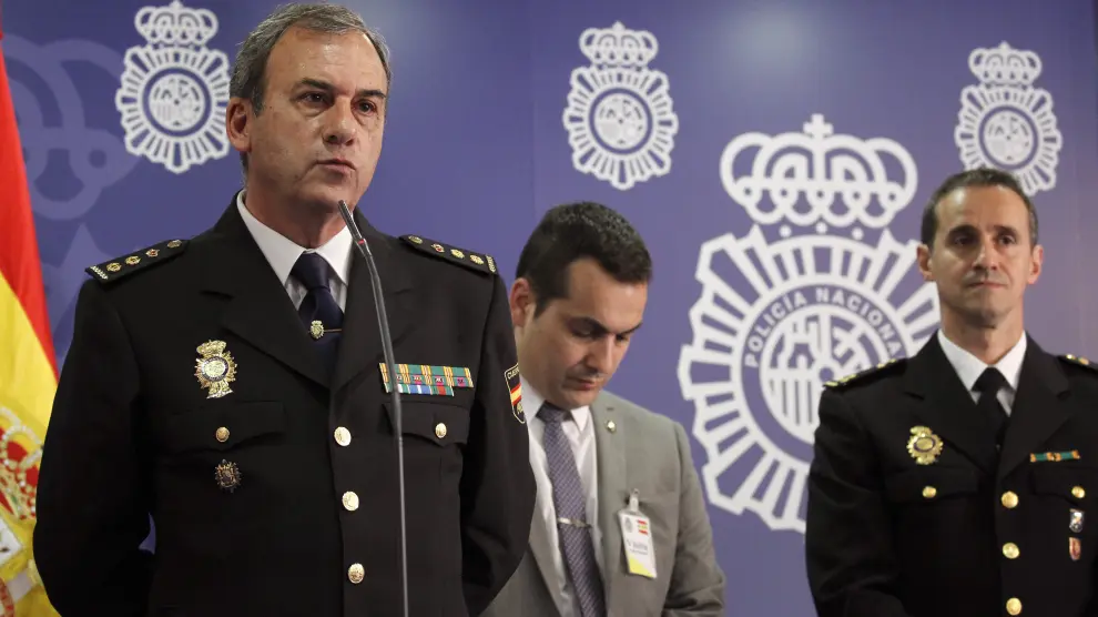 El comisario jefe de la Brigada de Investigación Tecnológica de la Policía Nacional, Rafael Pérez (i), durante la rueda de prensa