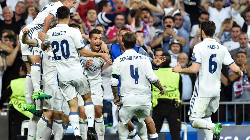 Varios jugadores del Madrid celebrando el triunfo.
