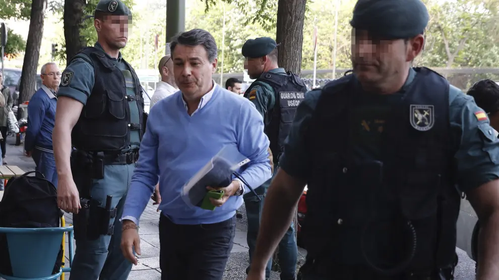 Ignacio González junto a la Guardia Civil tras ser detenido.