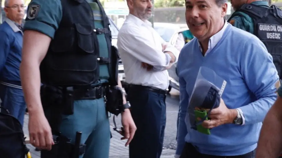 Ignacio González acude a su despacho acompañado por la Guardia Civil