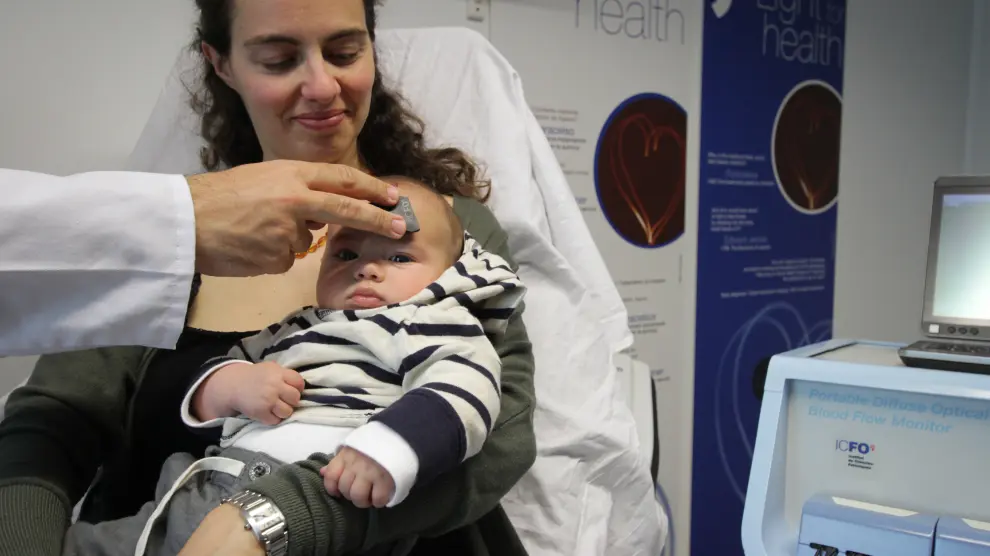 Monitoreo del flujo sanguíneo cerebral de un bebé con un dispositivo de monitorización hemodinámica
