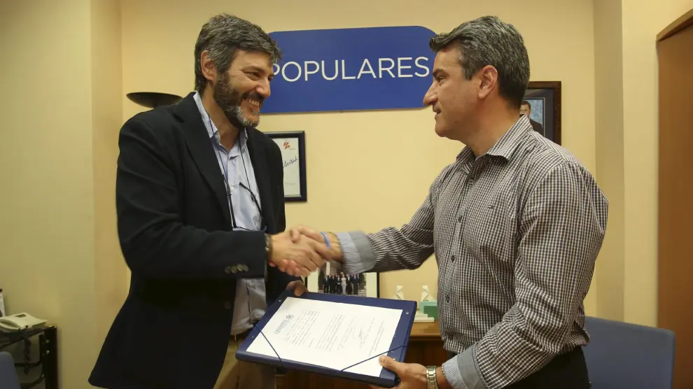 José Antonio Lagüens entregó los avales a Gerardo Oliván.