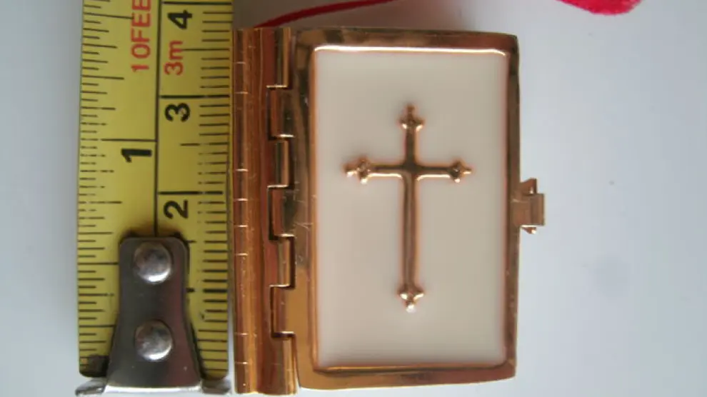 La Biblia más pequeña del mundo, del tamaño de un sello postal.