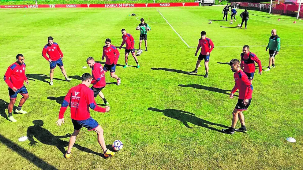 El equipo azulgrana se entrenó ayer por la tarde en la ciudad deportiva de Mareo, del Sporting de Gijón.