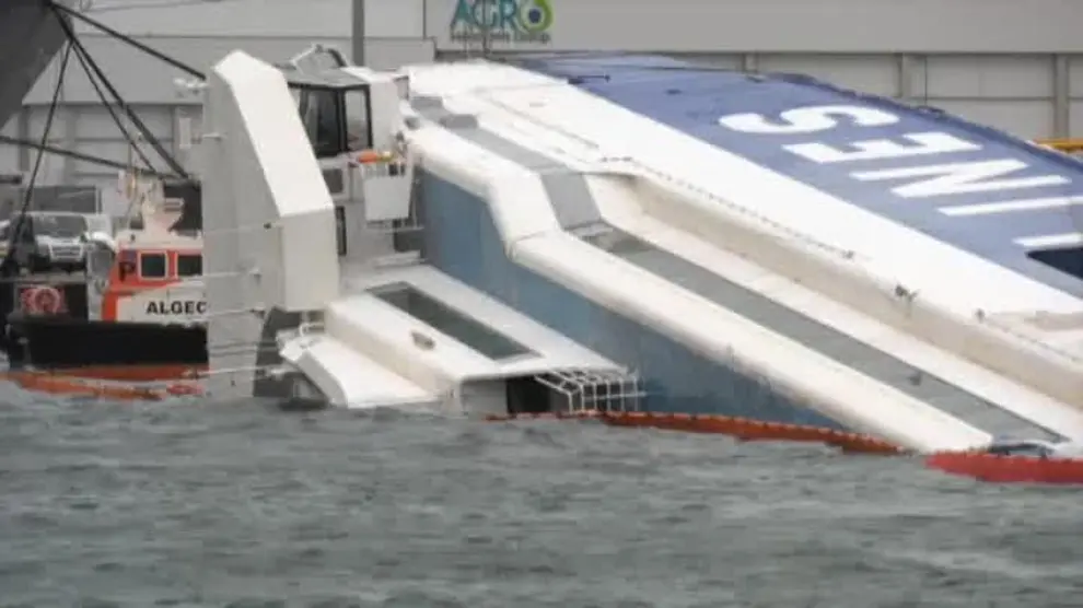 El temporal hunde un barco en Algeciras