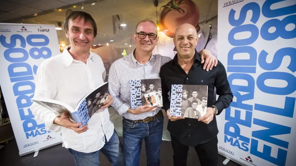 Justo Peña, Ignacio Cristóbal ´Coco` y Ramón Rojas, con varios ejemplares de ´Más perdidos en los 80`.