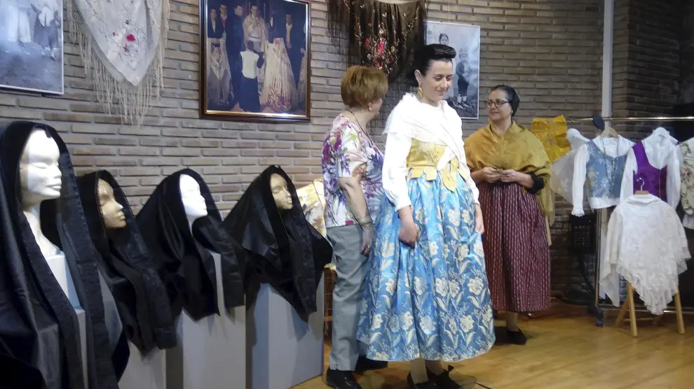 Un taller celebrado daba consejos de cómo vestir el traje tradicional.