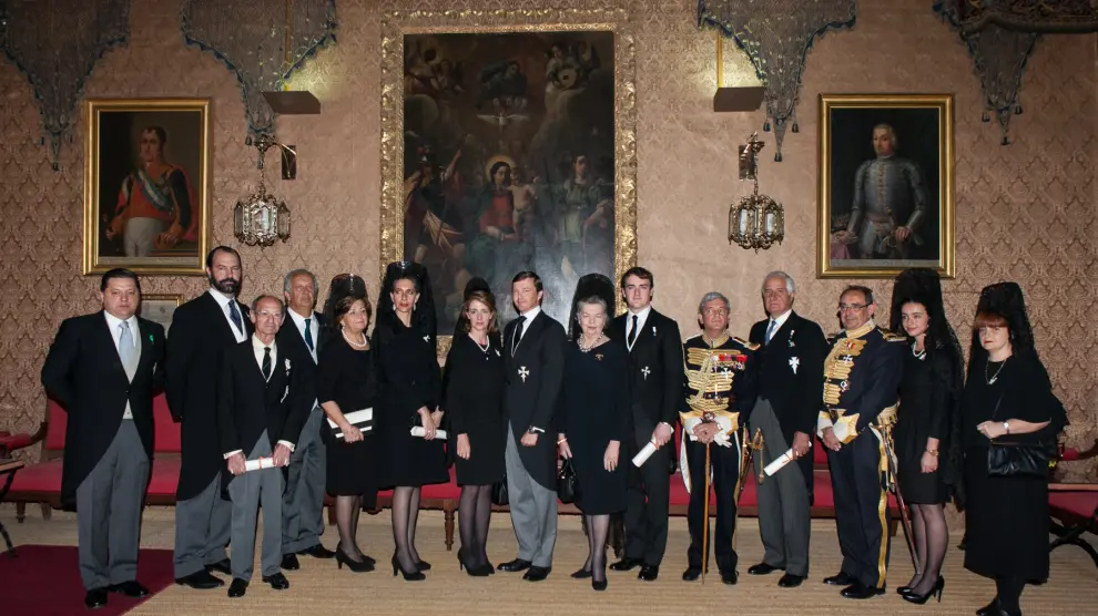 Los nuevos maestrantes junto a sus padrinos y madrinas y varios miembros de la Real Maestranza de Caballería de Zaragoza.