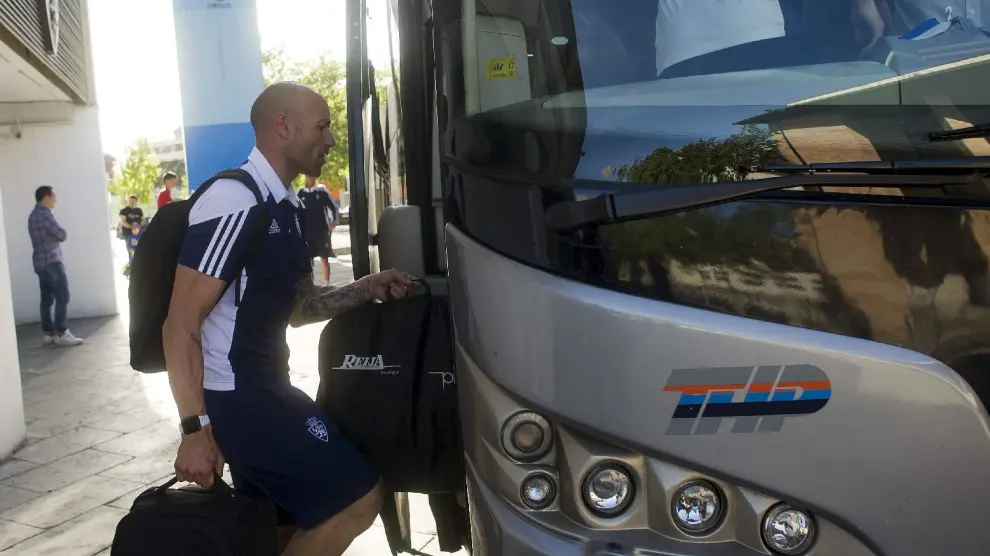 César Láinez, entrenador del Real Zaragoza, sube al autobús para iniciar el viaje a Miranda de Ebro en la tarde del sábado.