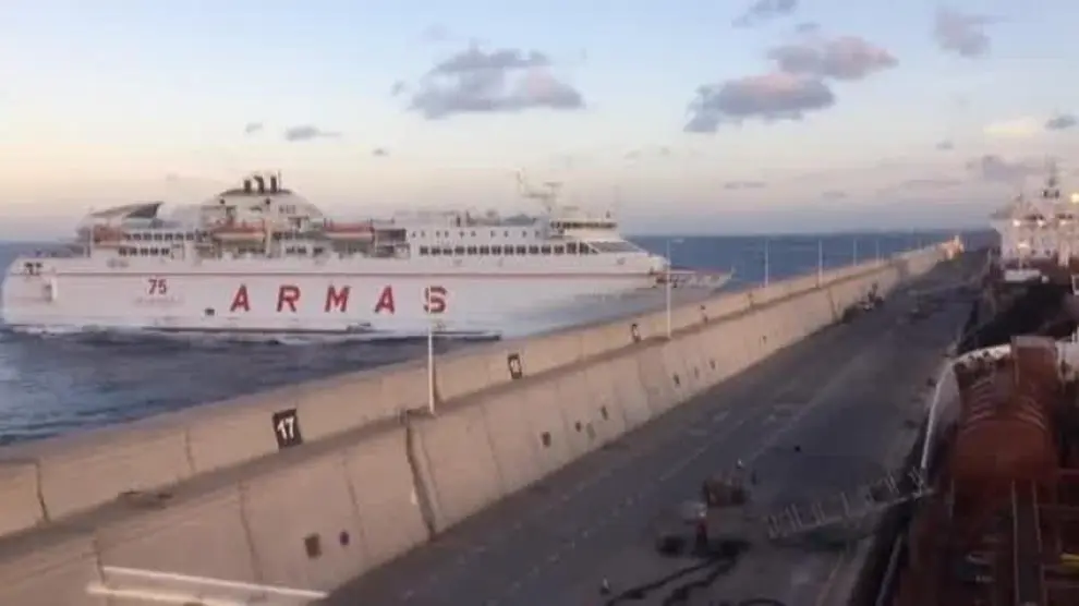 Un ferry a la deriva choca contra un muelle en Las Palmas