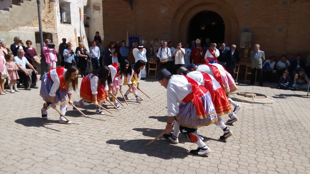 El dance del paloteado se ha representado en la plaza de la iglesia.
