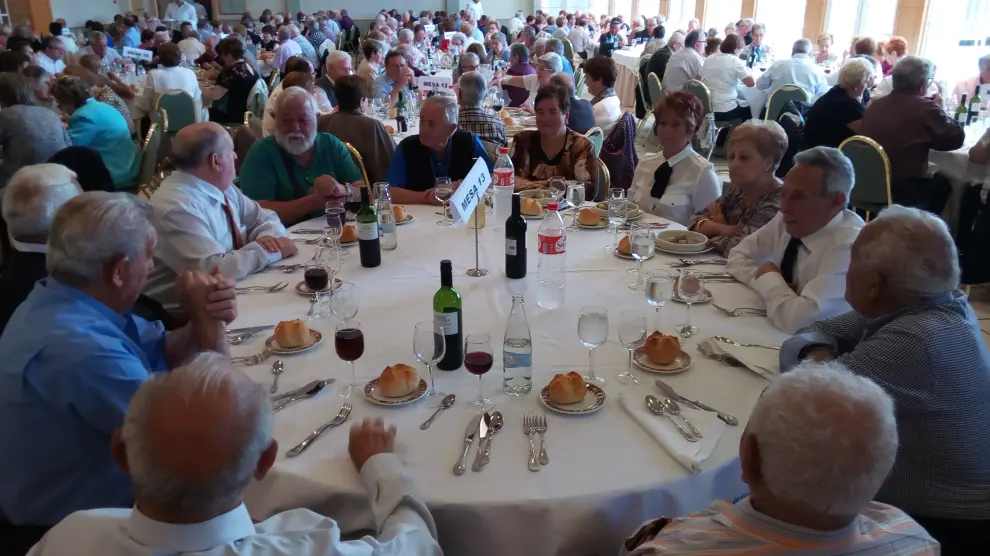 Los mayores se han reunido en una multitudinaria comida. (
