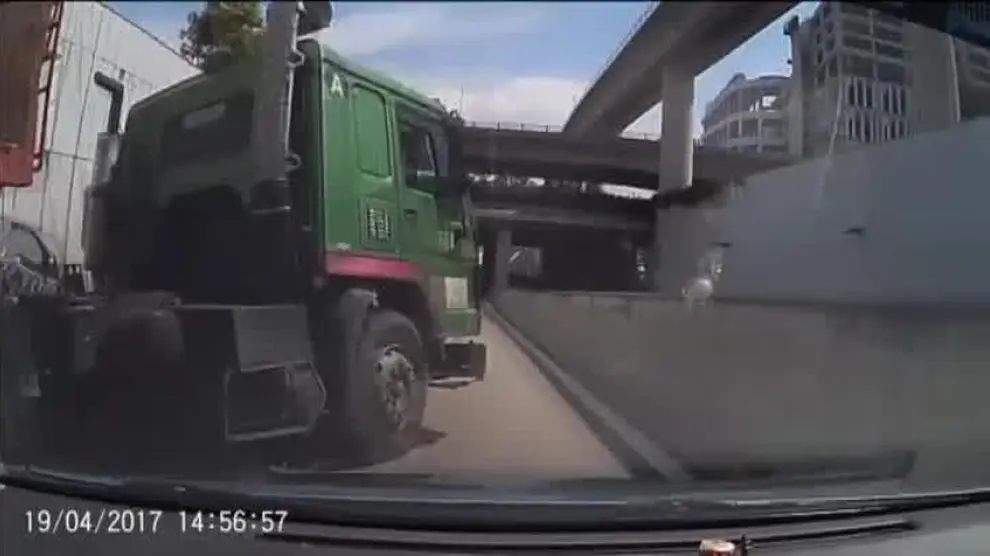 Un camión arrolla a otro en un brutal accidente