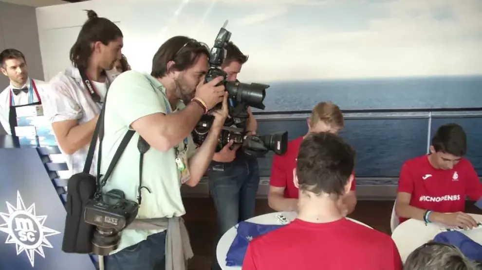 Los niños y el tenista Dominic Thiem juegan a recrear el crucero más moderno del mundo