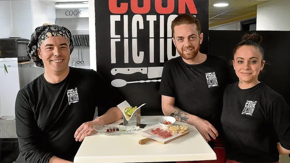 Iván Urieta, Raúl Tello y Sandra Lara, en el establecimiento oscense Cook Fiction.