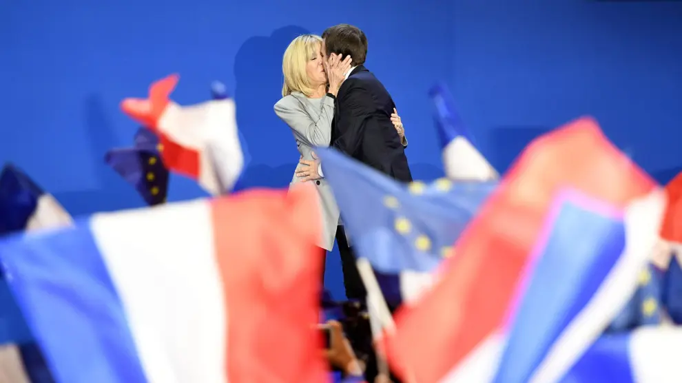 Emmanuel Macron besa a su mujer, Brigitte, tras conocer su victoria en la primera vuelta de las presidenciales francesas.