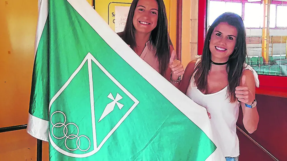Paola Ferrari y Gaby Ocete posan con la bandera del Stadium Casablanca, ayer.