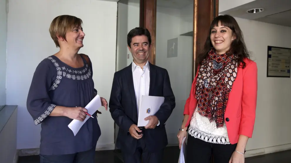 Pilar Novales (Cambiar), y  Mary Romero (Aragón Sí Puede), con Luis Felipe (PSOE).