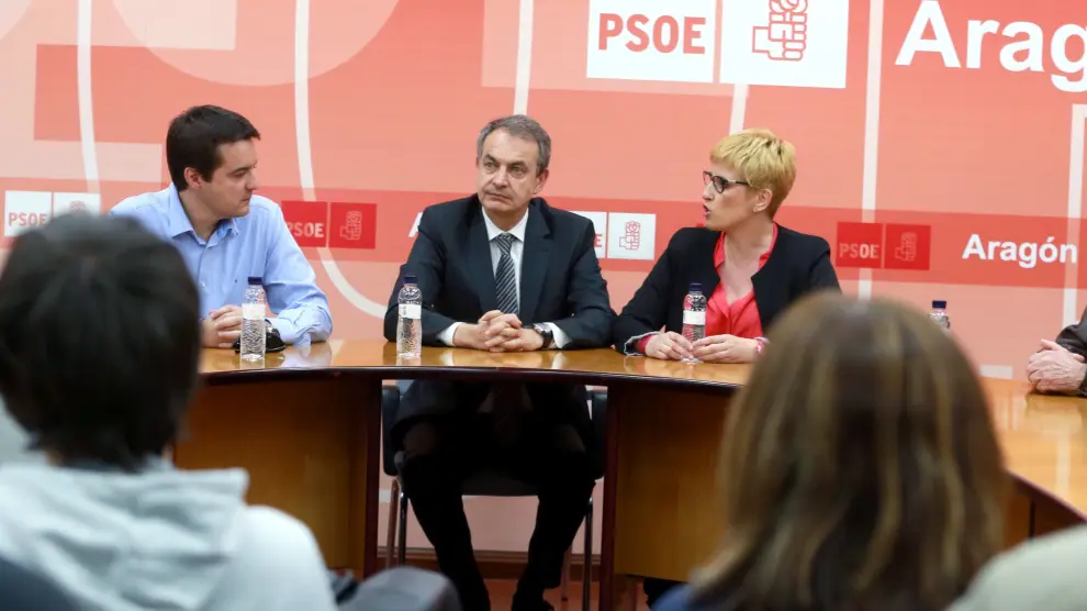El expresidente del Gobierno de España, José Luis Rodríguez Zapatero, al inicio de la reunión con el grupo de apoyo a Susana Díaz, este jueves en Zaragoza.
