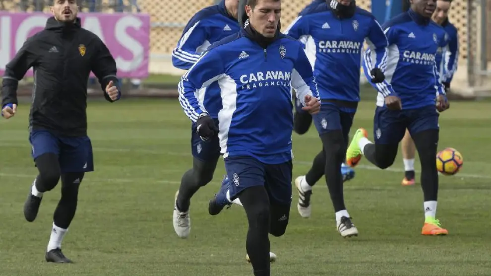Zapater, al frente del grupo en una fase del entrenamiento del equipo en la Ciudad Deportiva.