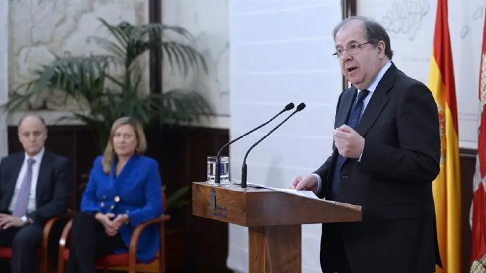 El presidente de Castilla y León, Juan Vicente Herrera, presenta el proyecto de ley de Presupuestos de la Comunidad de 2017, el más tardío de los elaborados en sus años de gobierno