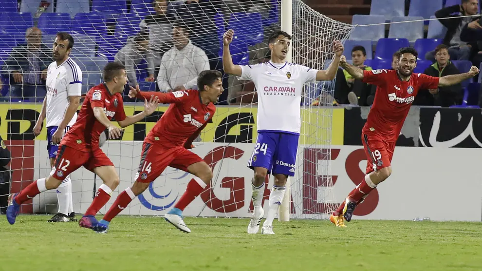 Edu Bedia se lamenta del segundo gol del Getafe en La Romareda.