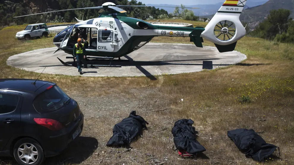 Los cuerpos de las tres personas fallecidas al estrellarse una avioneta en un paraje montañoso en Canillas de Aceituno (Málaga).