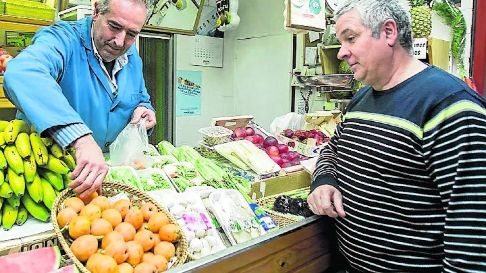 Antonio mira los productos en una frutería, en San Miguel.