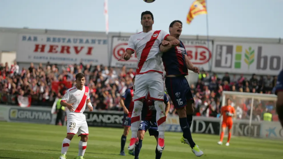 Un lance del partido entre el Huesca y el Rayo