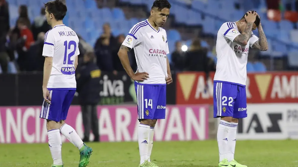 Lanzarote, Marcelo Silva y Jesús Valentín, desolados al término del partido del pasado fin de semana en La Romareda ante el Getafe, con derrota del Real Zaragoza por 1-2.