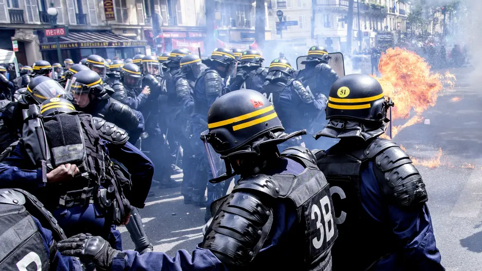 Manifestantes se enfrentan a la policía en París.