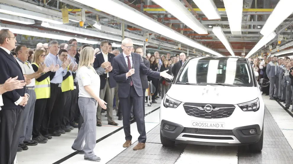 El presidente y consejero delgado de Opel, Karl-Thomas Neumann, señala el nuevo Crossland X, este martes en la fábrica de Figueruelas.