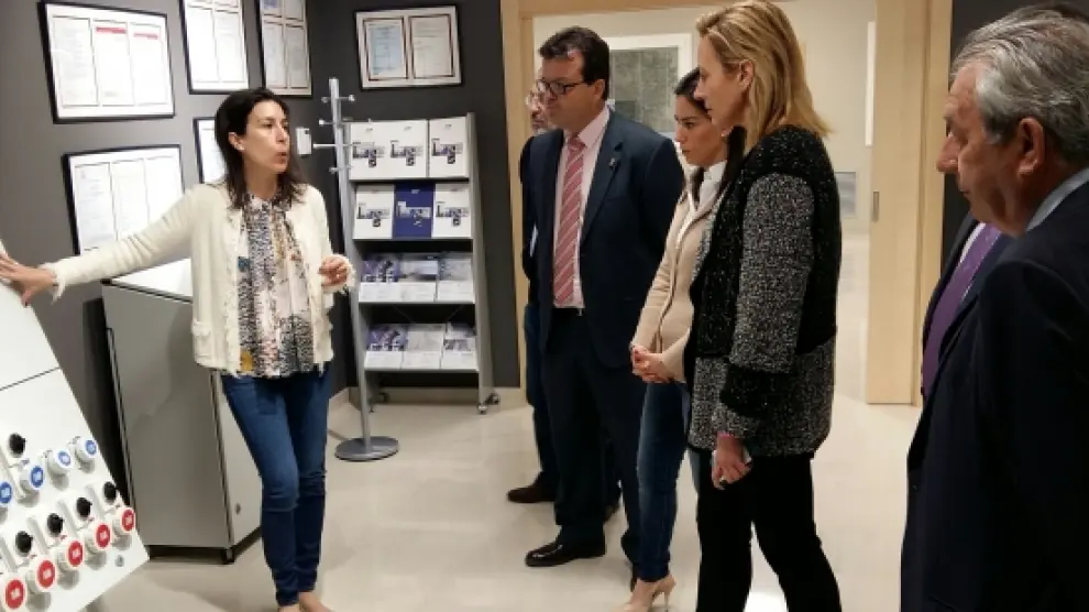 Marta Gastón visita la ampliación en Zuera de la empresa familiar IDE Electric.