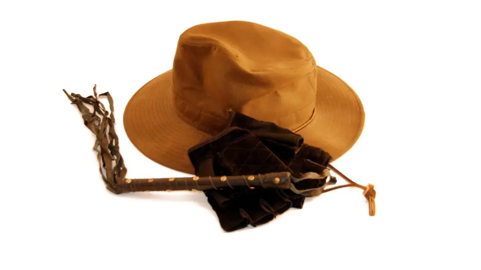 Guantes, sombrero... y látigo. Tres imprescindibles para parecerse a Indiana Jones.