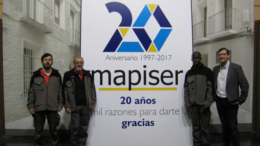 Iván Seriñán, José Luis Vaquerizo y Biyaki Marega, empleados de Mapiser, con el gerente, Roberto Oyaga.