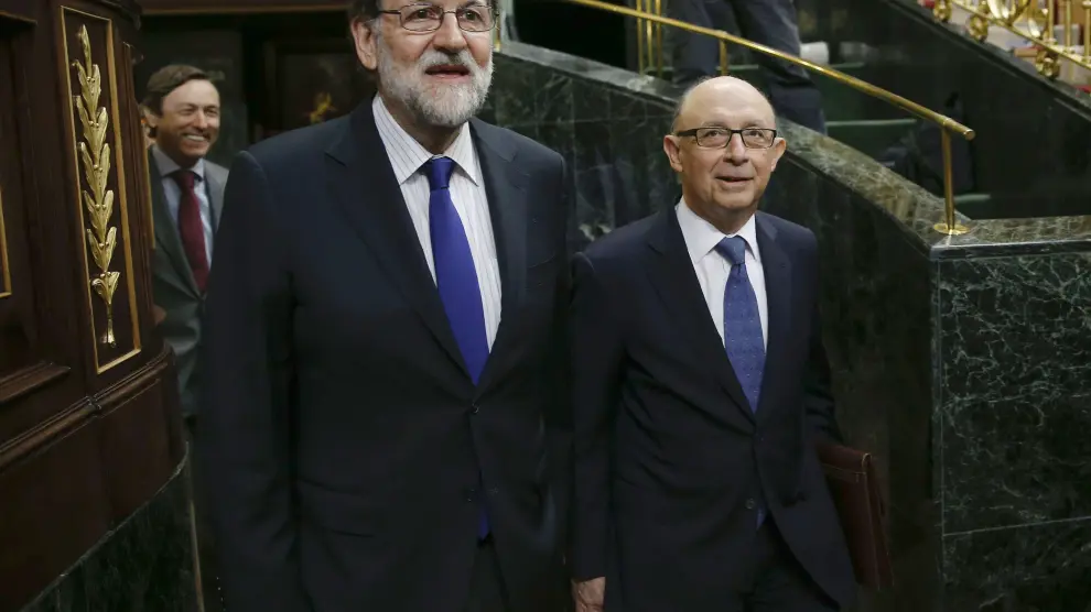 Rajoy y Montoro en su llegada este miércoles al Congreso.
