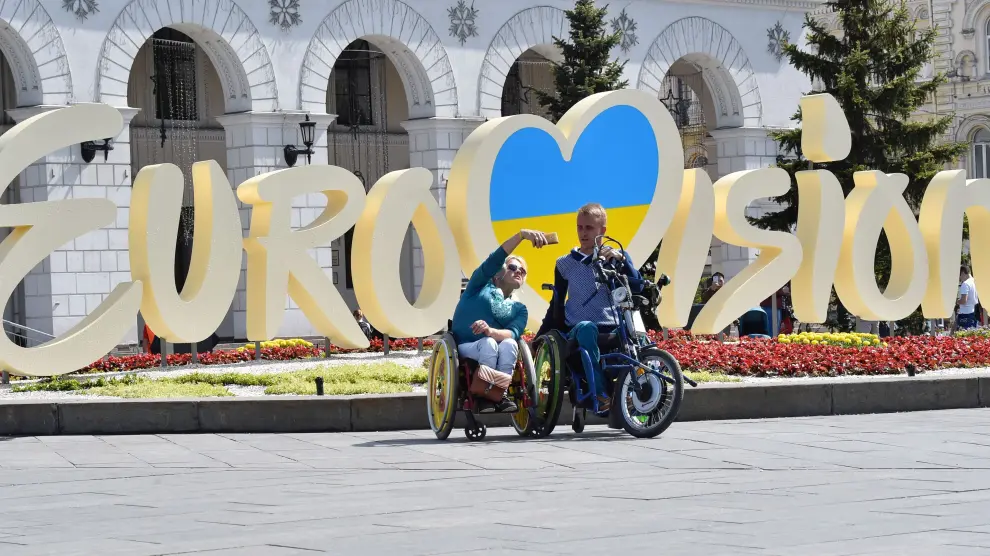 Una pareja posa junto a una señal de Eurovisión instalada en la capital de Ucrania.