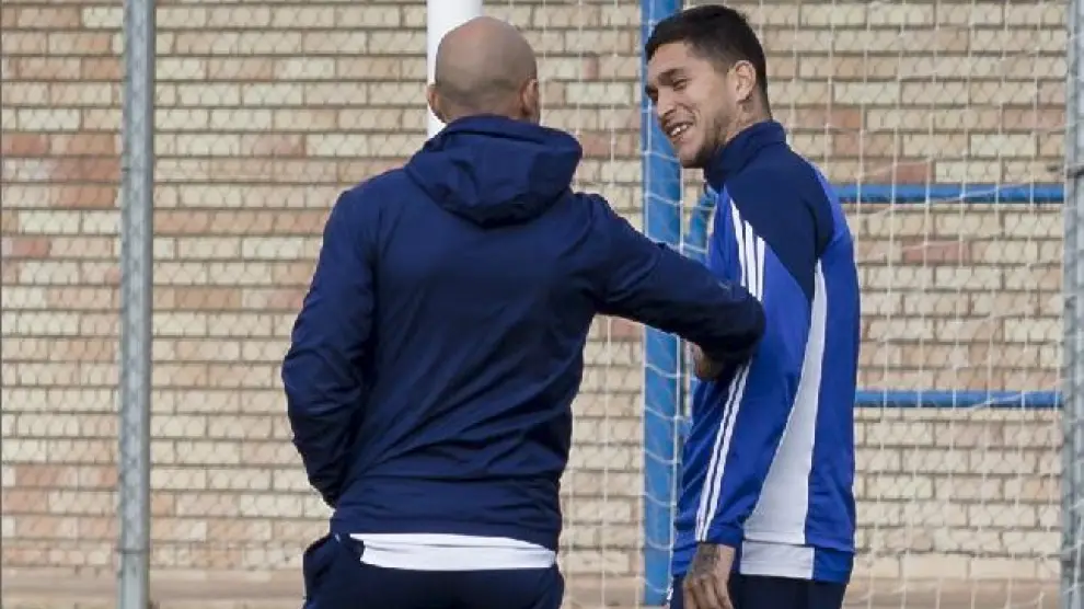Jesús Valentín charla con el entrenador, César Láinez, sobre el césped del campo de entrenamientos de la Ciudad Deportiva.