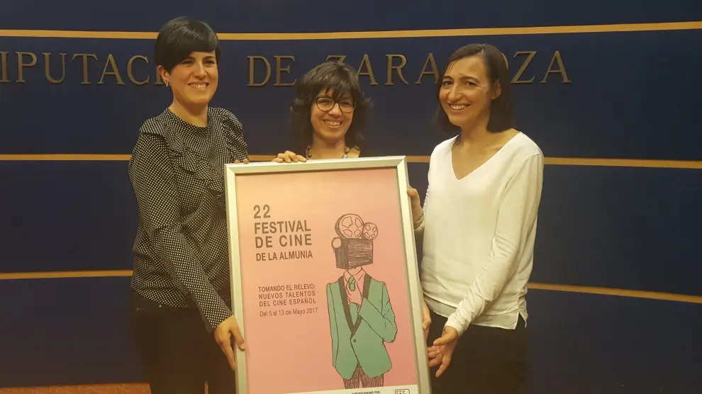 Raquel Viejo, Marta Gracia y Cristina Palacín sostienen el cartel de la 22 edición del festival Fescila
