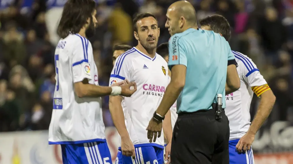 López Amaya, hace un mes en La Romareda, recibe las protestas de Samaras, José Enrique y Zapater en una jugada del final del partido ante el Valladolid (1-1).