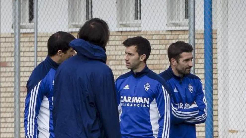 Lanzarote, en el centro, charla con Saja y Samaras (de espaldas), con Cani en el grupo.